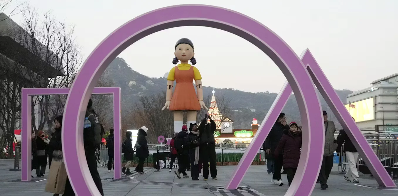 Păpușa gigantică din serialul original Netflix „Squid Game” din Parcul Olimpic din Seul, o atracție pentru turiști. (sursă foto: theconversation.com)