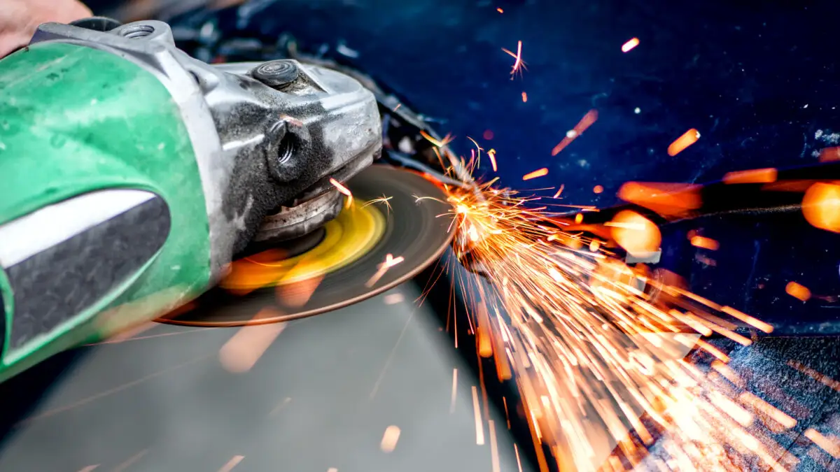 Industria își menține creșterea în primele zece luni din 2025. Datele INS arată evoluții diferite între sectoare și piețe