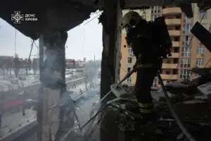 Rusia a lansat un atac de amploare asupra Kievului. Cel puțin nouă persoane au murit și mai multe cartiere au fost evacuate