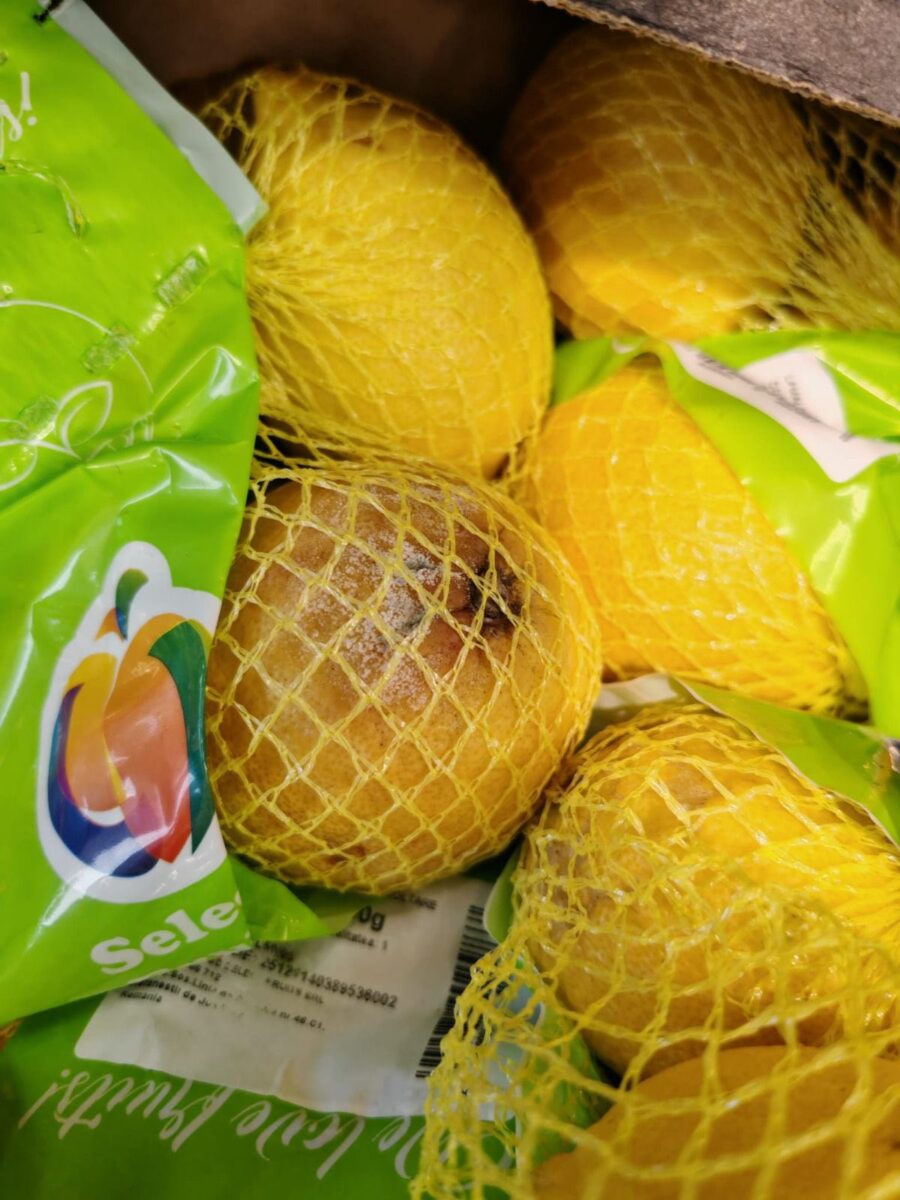 ANPC a aplicat amenzi de peste 7 milioane de lei operatorilor economici. Produse alimentare expirate, pe rafturile magazinelor