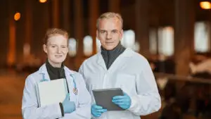S-au tăiat banii la jumătate. Indemnizațiile acestor medici din România, reduse la 5.000 lei prin Ordonanța trenuleț