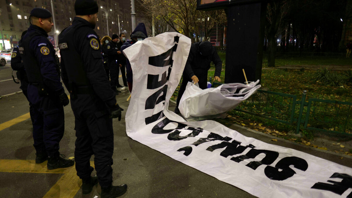 Proteste în Piața Victoriei. A fost nevoie de intervenția Jandarmeriei: Bolojan, te sună România / Bolojan, te sună Coldea