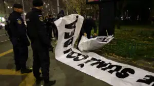 Proteste în Piața Victoriei. A fost nevoie de intervenția Jandarmeriei: Bolojan, te sună România / Bolojan, te sună Coldea
