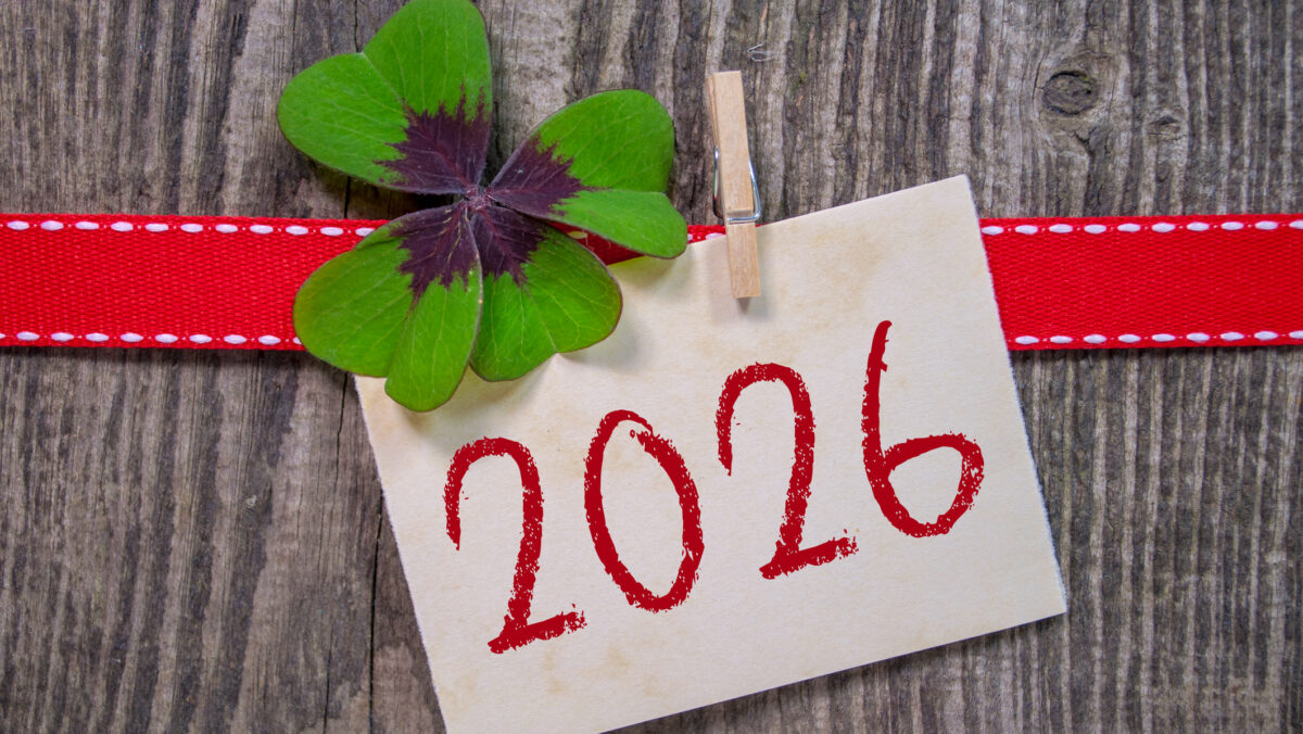 Superstiții bizare de Revelion. Ce fac oamenii în noaptea dintre ani pentru a avea noroc în 2026