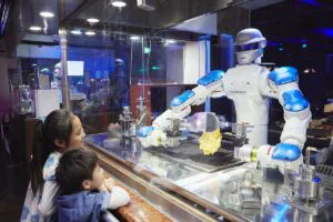 Cât de aproape suntem de restaurantele complet robotizate? (sursă foto: FUN! Japan)