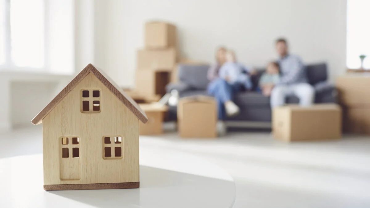 Românii care stau în locuință cu chirie. Dreptul proprietarului nu e nelimitat. Se consideră clauză abuzivă