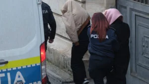 Avocata Adriana Georgescu este escortata de polițiști in afara Curtii de Apel București, 29 ianuarie 2026.