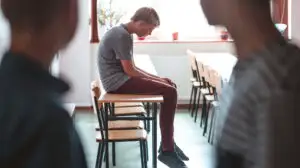 Bullyingul în școli poate fi reclamat de părinți. Ce obligații au profesorii și când trebuie sesizată Poliția