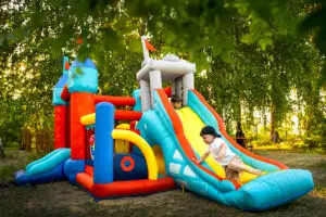Bucuria copilăriei începe acolo unde joaca prinde viață