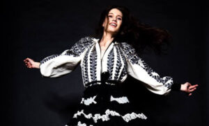 Ia românească și portul popular au strălucit pe scenele modei internaționale. Sursa foto: adrianoianu.com