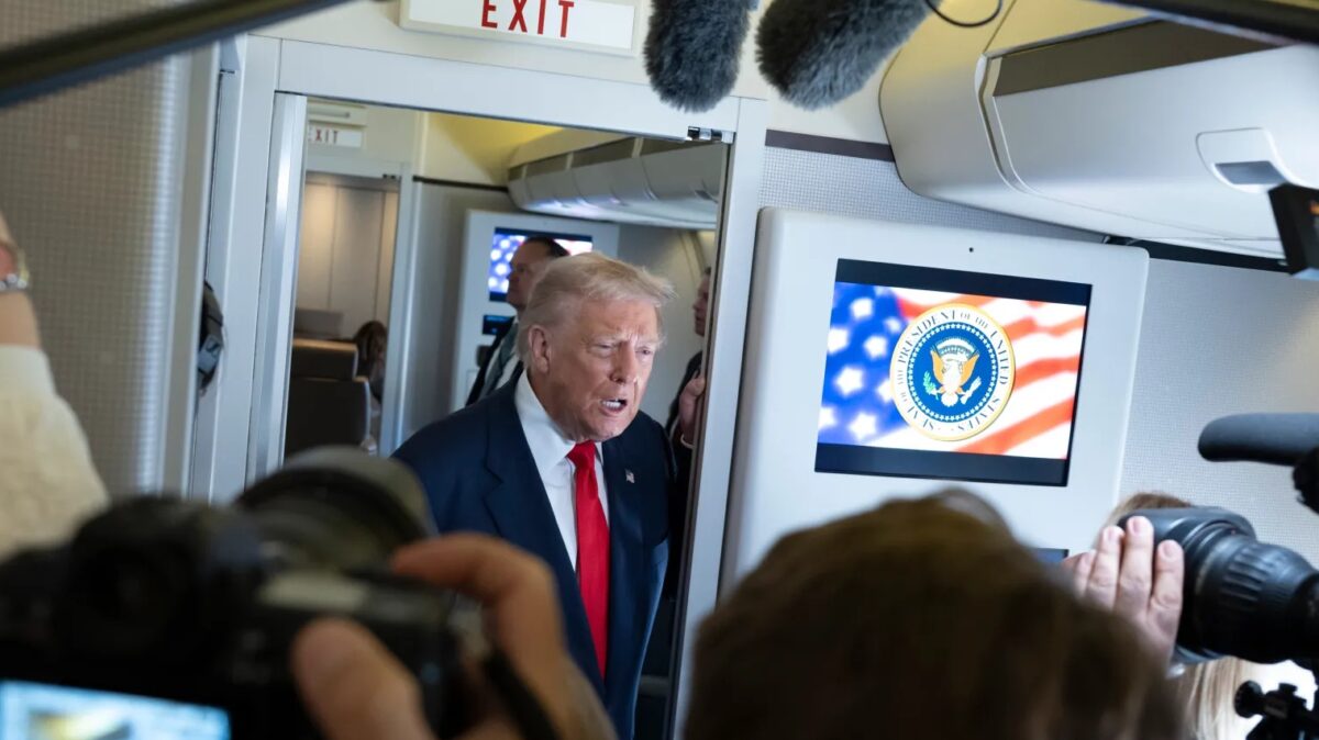 Donald Trump la bordul Air Force One