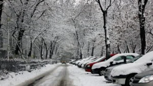 Iarnă, zăpadă, mașini, parcare