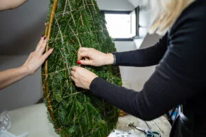 Împletirea celei mai mari cobze din cetină de brad din România, pentru afumarea păstrăvului (sursă foto: Amintiri Gustoase)