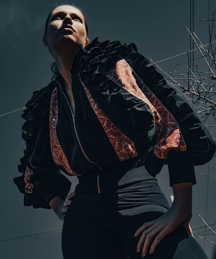 Jachetă cu motive tradiționale. Sursa foto: adrianoianu.com