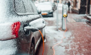 Mașină electrică pe timp de iarnă