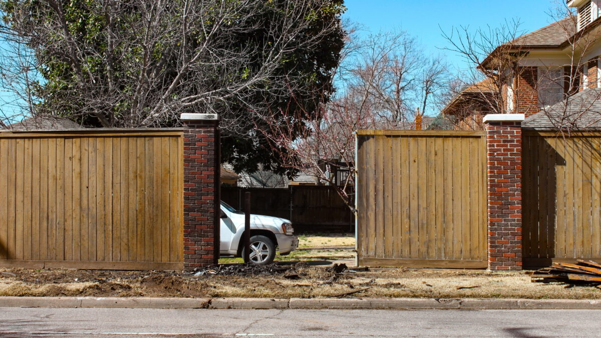 Amendă pentru parcare în propria curte. Primăria nu i-a dat voie să parcheze mașina pe iarba de pe propriul teren