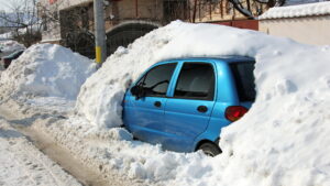 Mașină prinsă sub zăpadă