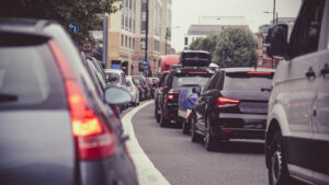 Mașini în trafic, șoferi