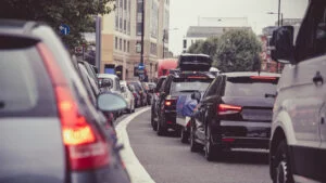 Mașini în trafic, șoferi