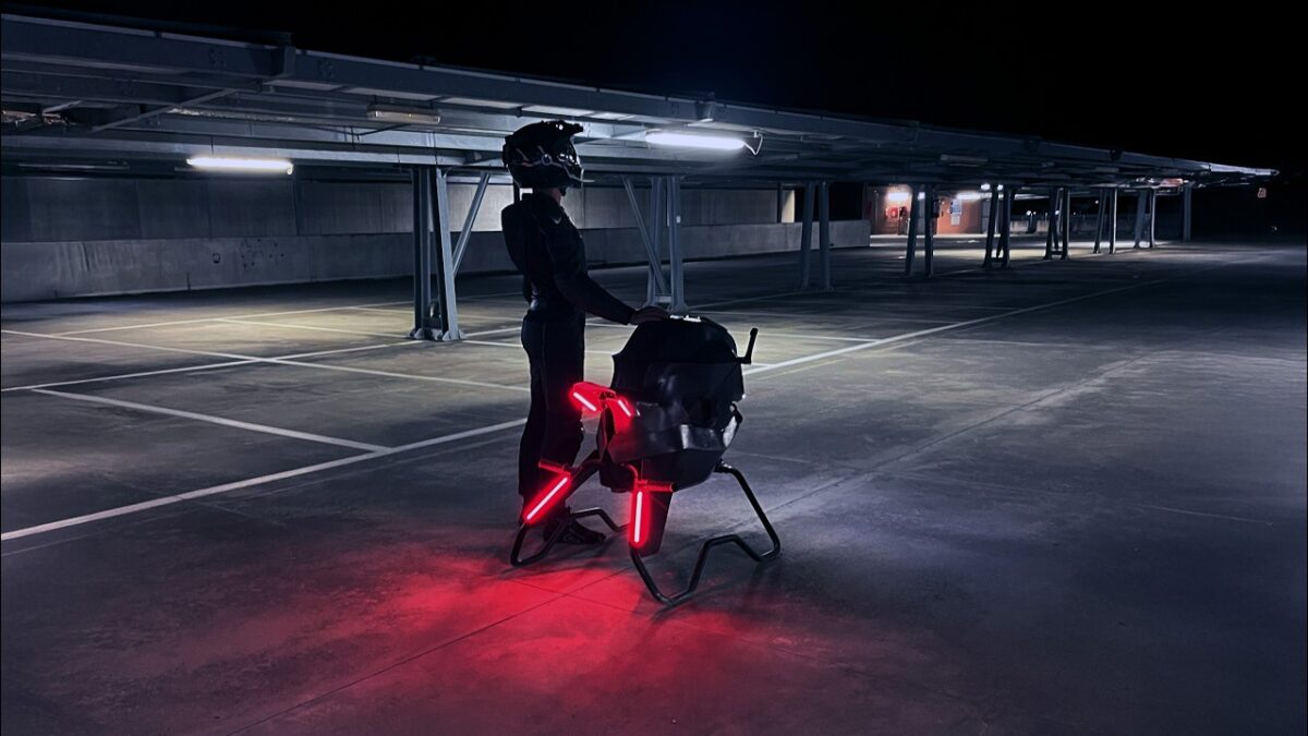 Motocicleta zburătoare a devenit realitate. Atinge viteze de peste 100 de km/h. Cât costa invenția care pare scoasă din filme SF