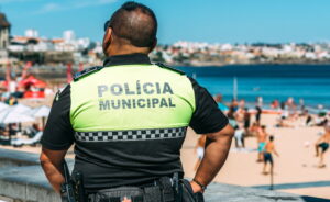 Portugalia, polițist pe plajă