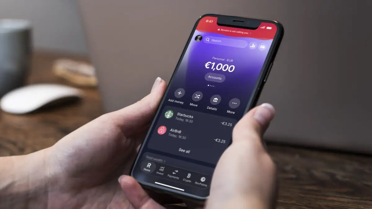 Noul tip de fraudă prin impersonare. Aplicația Revolut va confirma acum dacă vorbești cu banca sau cu un escroc