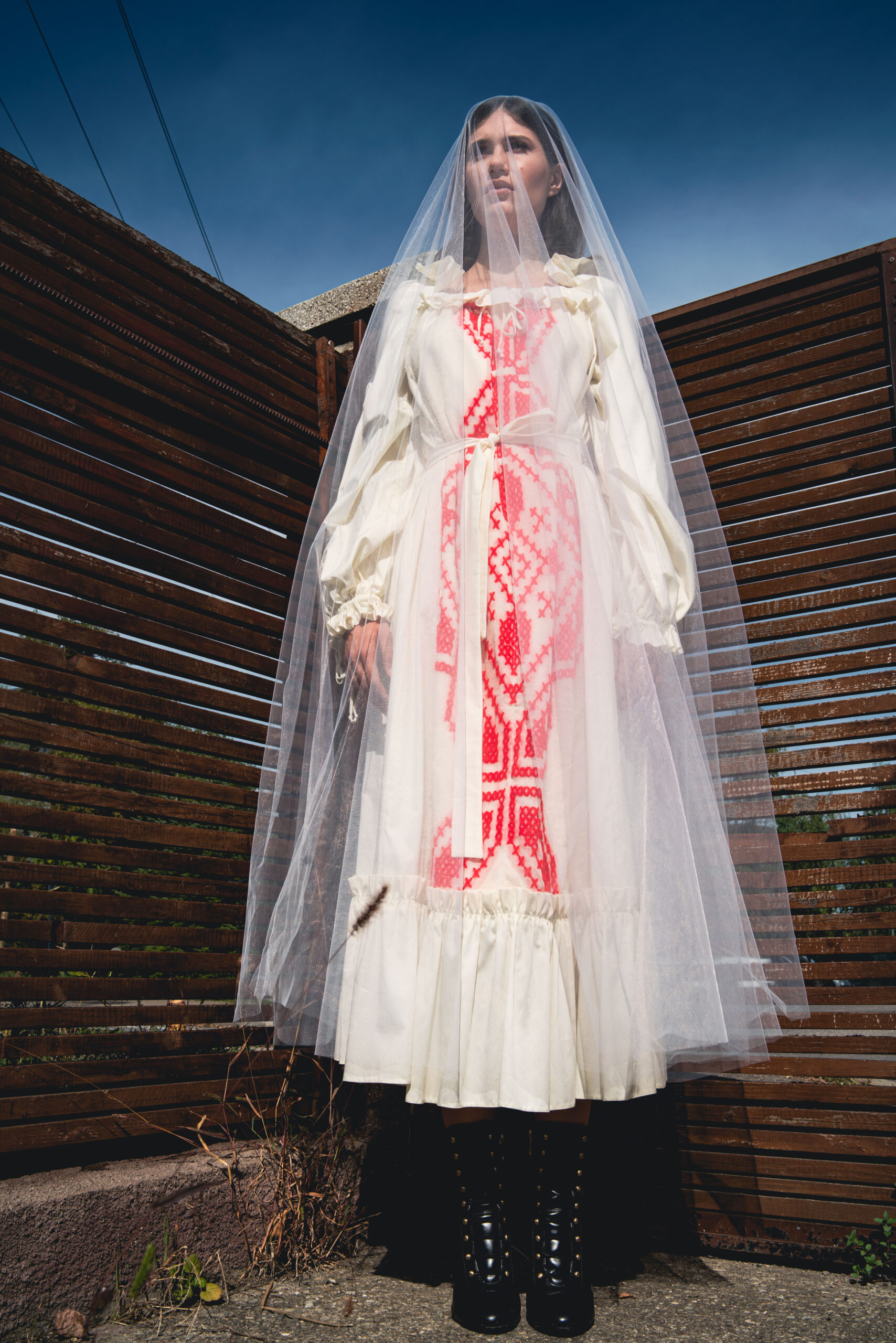 Rochie reinterpretată. Sursa foto: adrianoianu.com