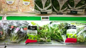 Salată la pungă în supermarket