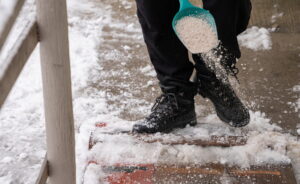 Sare aruncată pentru deszăpezire