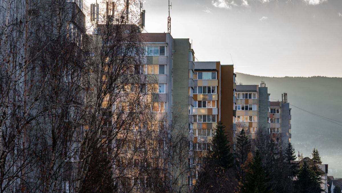 Obligatoriu pentru proprietarii din România. Se declară tot la ANAF. S-a dat termen de maxim 30 de zile