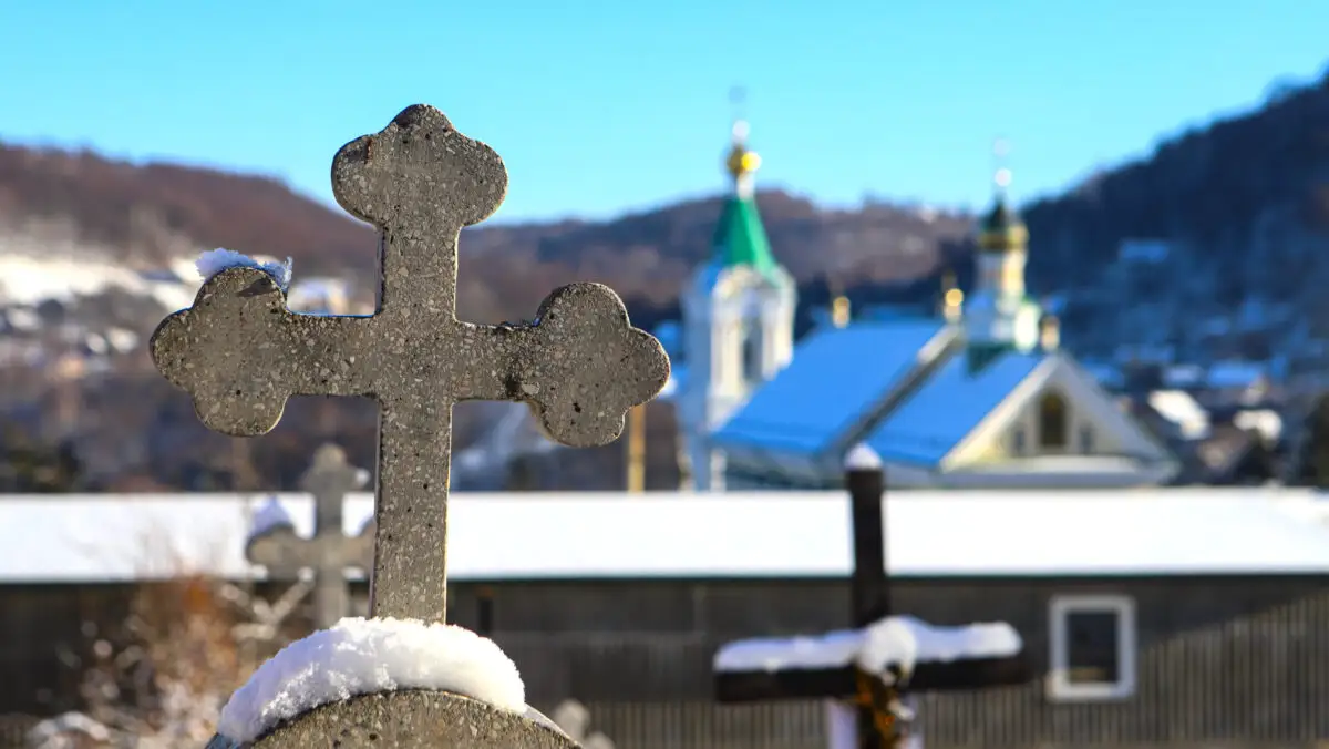 Taxă în cimitir în 2026. Tarifele pentru locurile de veci au crescut din cauza inflației