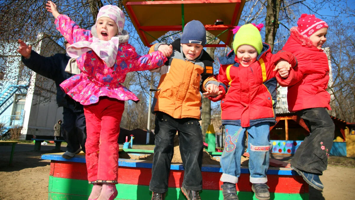 Alocații Spania. Copiii românilor primesc peste 341 de euro. Părinții pot solicita indemnizația pentru naștere și îngrijire