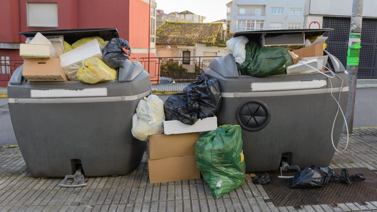 Regulă obligatorie la gunoi. Se aplică amendă de 30.000 de lei persoanelor fizice. Interzis total