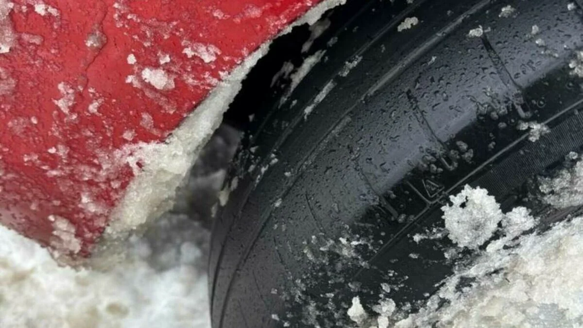 Femeie amendată pentru anvelopele neconforme