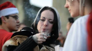 femeie care fumează afară