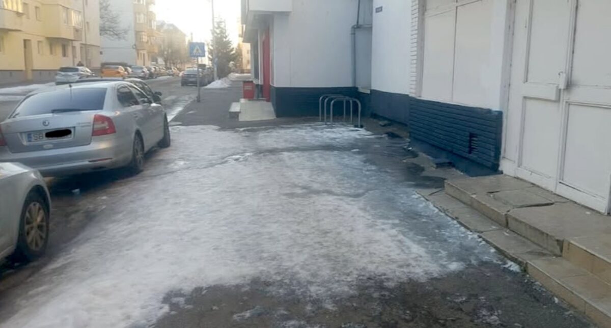 Gheață pe trotuar pe strada Valea Aurie din Sibiu