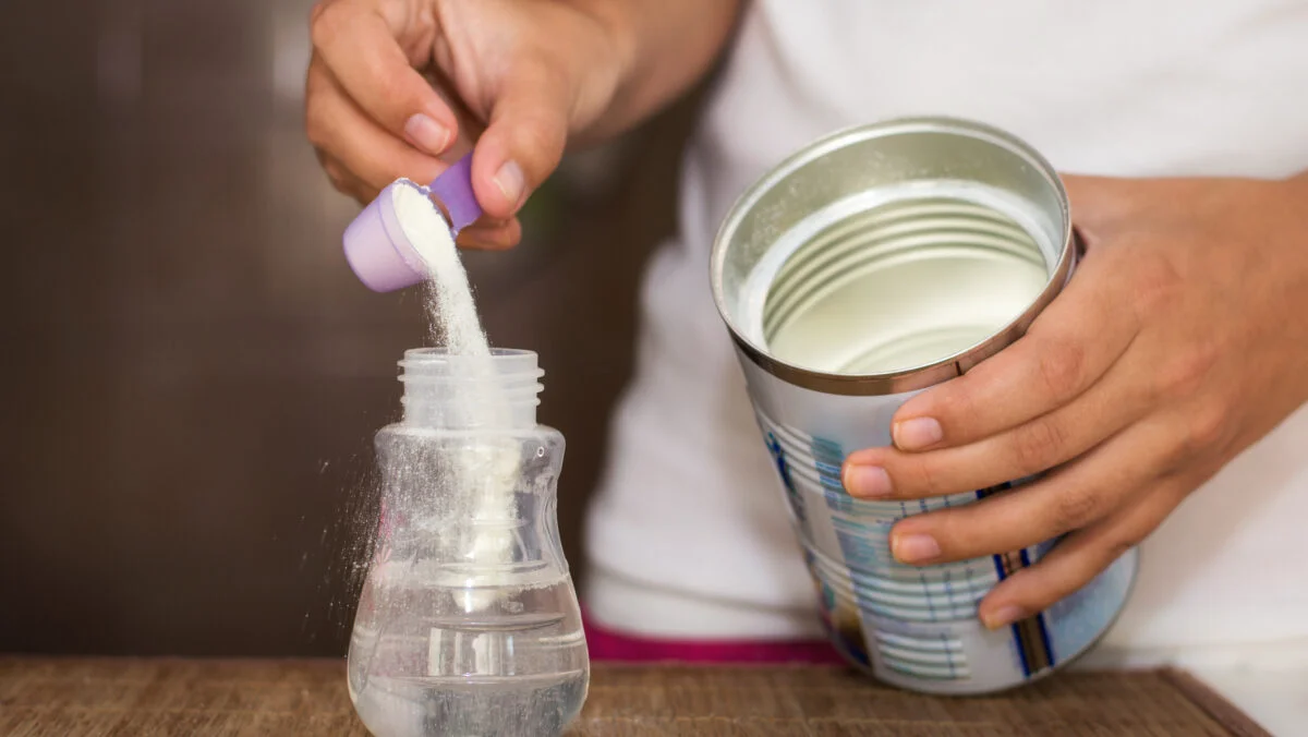 Alertă alimentară! Lapte praf, retras de urgență. Risc de diaree și vărsături pentru sugari