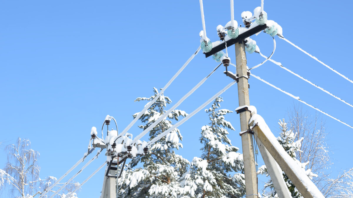 Peste 17.000 de români nu au curent electric. Situația alimentării cu energie continuă să fie problematică din cauza vremii