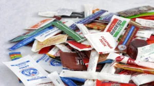 pliculețe de sare, piper și sos