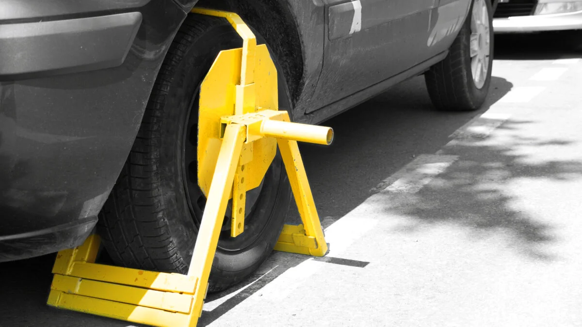 Se blochează imediat roata. Locurile strict interzise pentru parcare. Vei fi taxat cu 218 lei sau chiar ridicarea mașinii