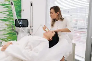 Tarife de până la 2.000 de euro la un salon din București. Ce au găsit inspectorii ANAF