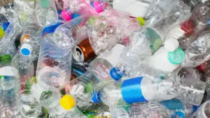 Noi reguli UE pentru ambalaje din 2030. Producătorii de sticlă avertizează că designurile emblematice ar putea fi afectate