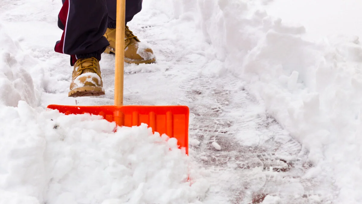 Obligație iarna în România. Se aplică pe trotuarul din fața casei sau a blocului. Dacă nu te ocupi rapid, iei amendă 500 de lei