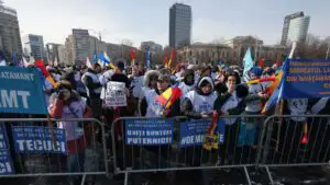 Reforma salarizării unice declanșează un conflict total: Guvernul e dat în judecată, iar medicii, inspectorii ANAF și profesorii protestează