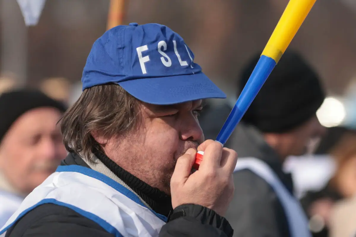 Protest astăzi în Educație. Sindicatele depun peste 160.000 de semnături în Parlament. Ce modificări cer pentru școli