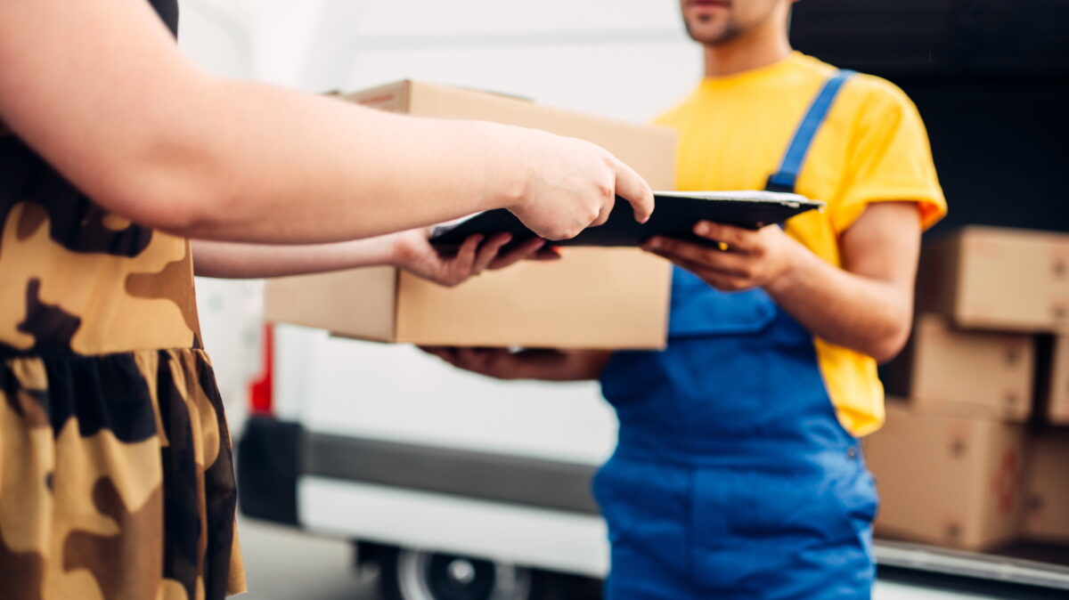 Noile tarife vamale pentru coletele Shein și Temu intră în vigoare de la 1 iulie 2026. Cum vor fi taxate produsele