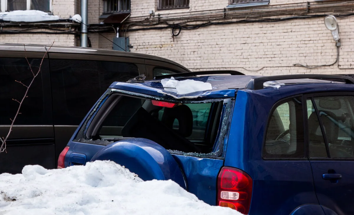 Mașină avariată de zăpada sau gheața căzută de pe acoperiș. Cine plătește paguba. Ghid complet pentru șoferi