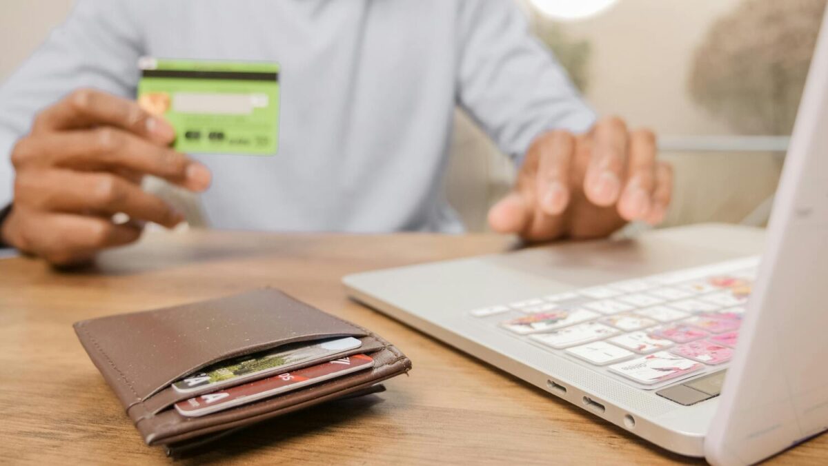 Finanțarea rapidă în era digitală: avantajele și riscurile creditelor online