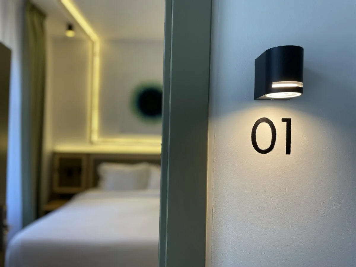 Șase criterii folosite de dezvoltatori și profesioniștii în amenajări pentru alegerea furnizorului de uși și ferestre pentru proiectele comerciale și rezidențiale premium