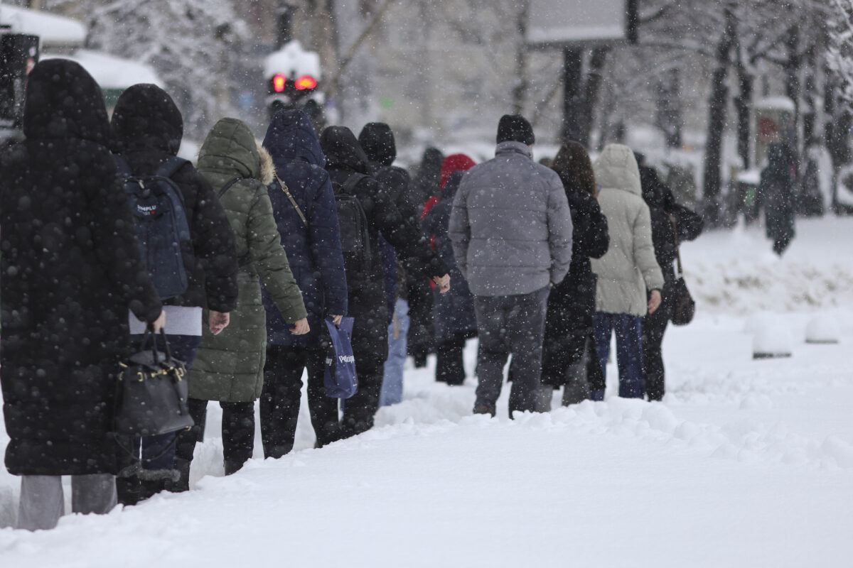 Sute de utilaje mobilizate pentru deszăpezire în București și Ilfov. Ciprian Ciucu: Oamenii să nu iasă din case decât dacă este nevoie